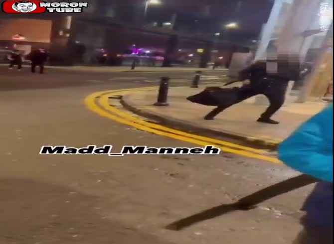 Video :Careless onlookers confront a guy brandishing a knife